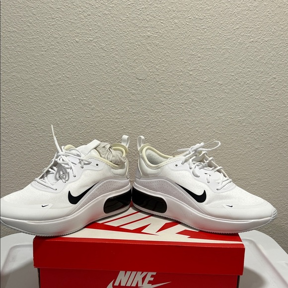 Women’s NEW Nike Air Max DIA White and Black Shoes Size 6 - Picture 3 of 6